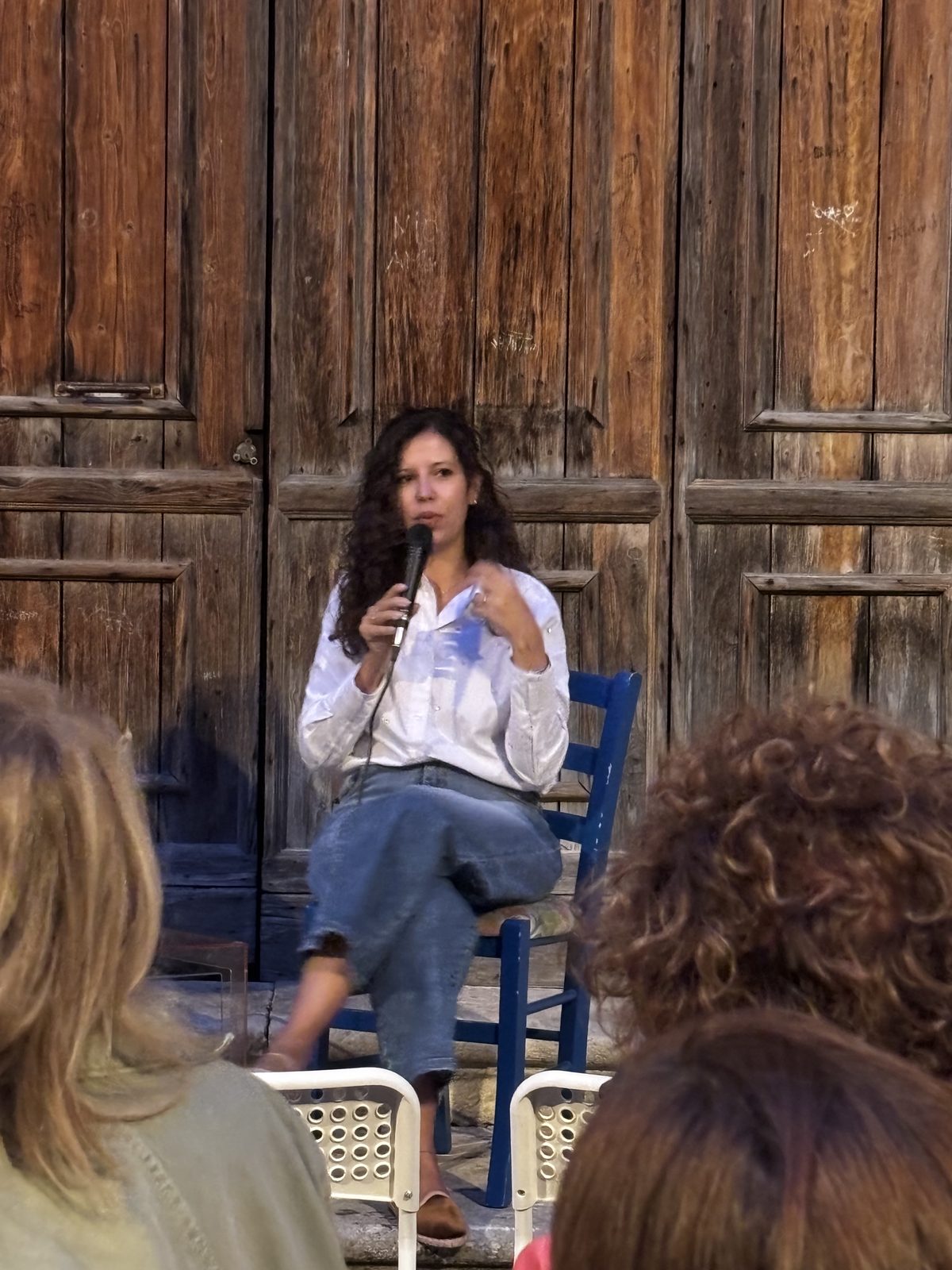 Miryam Cannizzaro parla al microfono davanti al pubblico